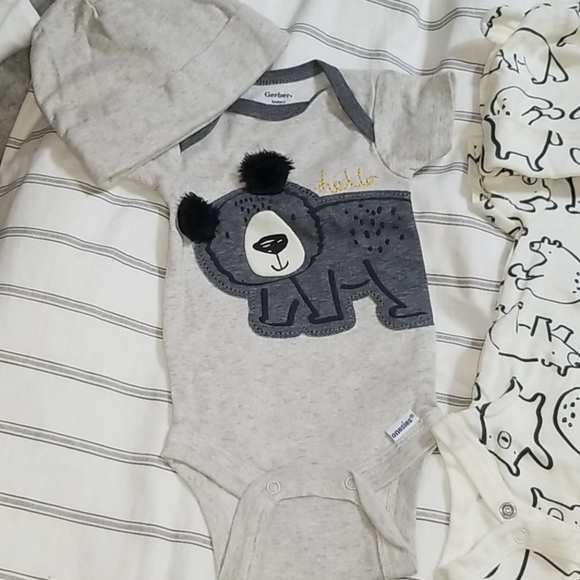 5 piece newborn Gerber onsie + beanie sets bundle - Picture 3 of 6